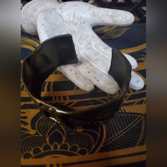 NWOT Gorgeous metal bracelet and earrings set with amazing details - Picture 6 of 7